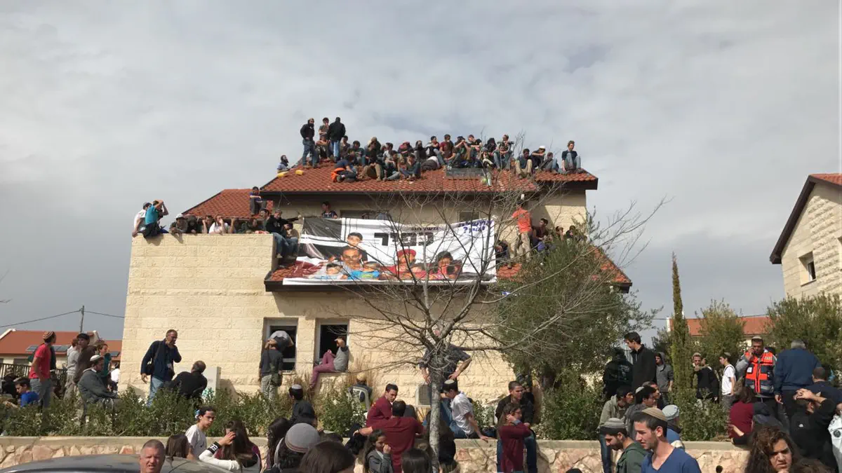 מאות מתבצרים בבית משפחת כביר