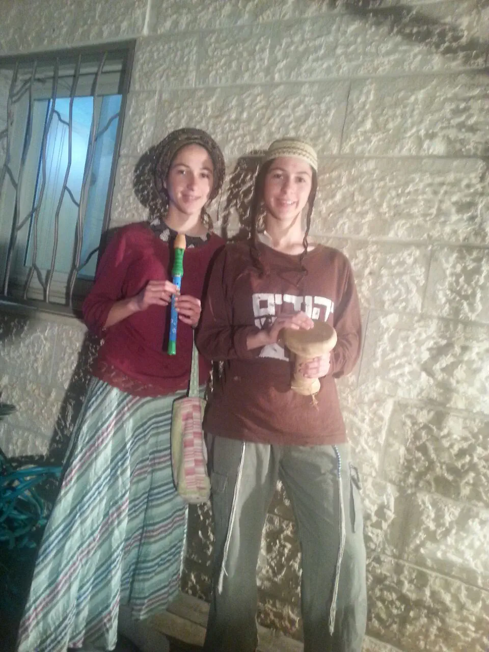 דבורה ותהילה התחפשו לזוג גיבעוניסטי