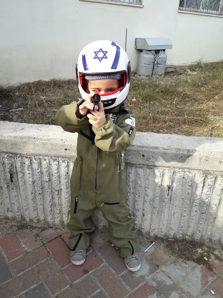 אלישיב סרוסי משדרות התחפש "לטייס קרב"