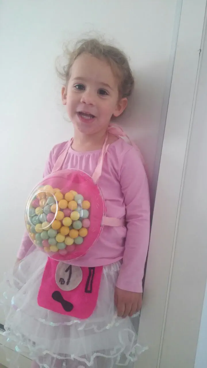 שירה אהובה התחפשה למכונת מסטיקים