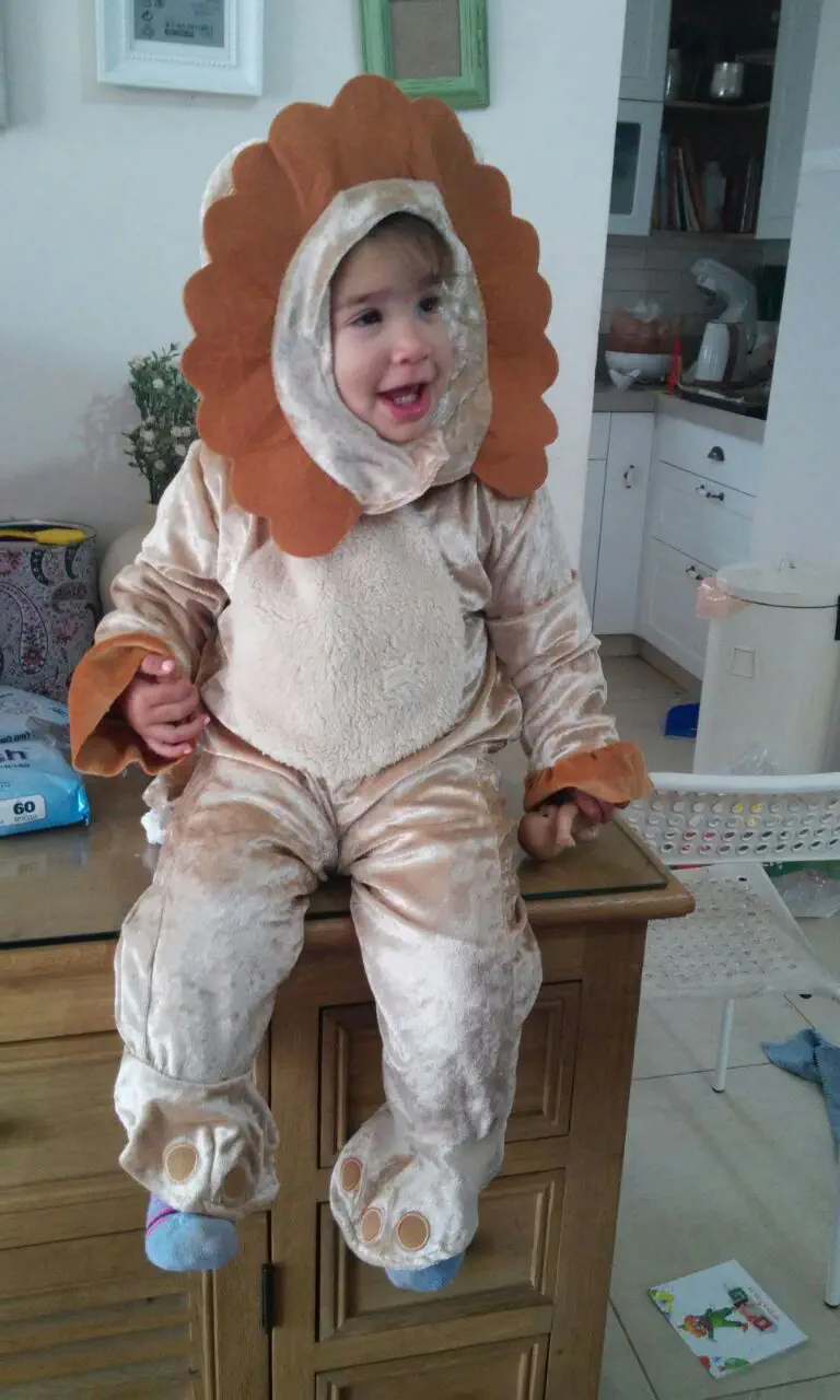 רוני התחפשה לאריה מתוק