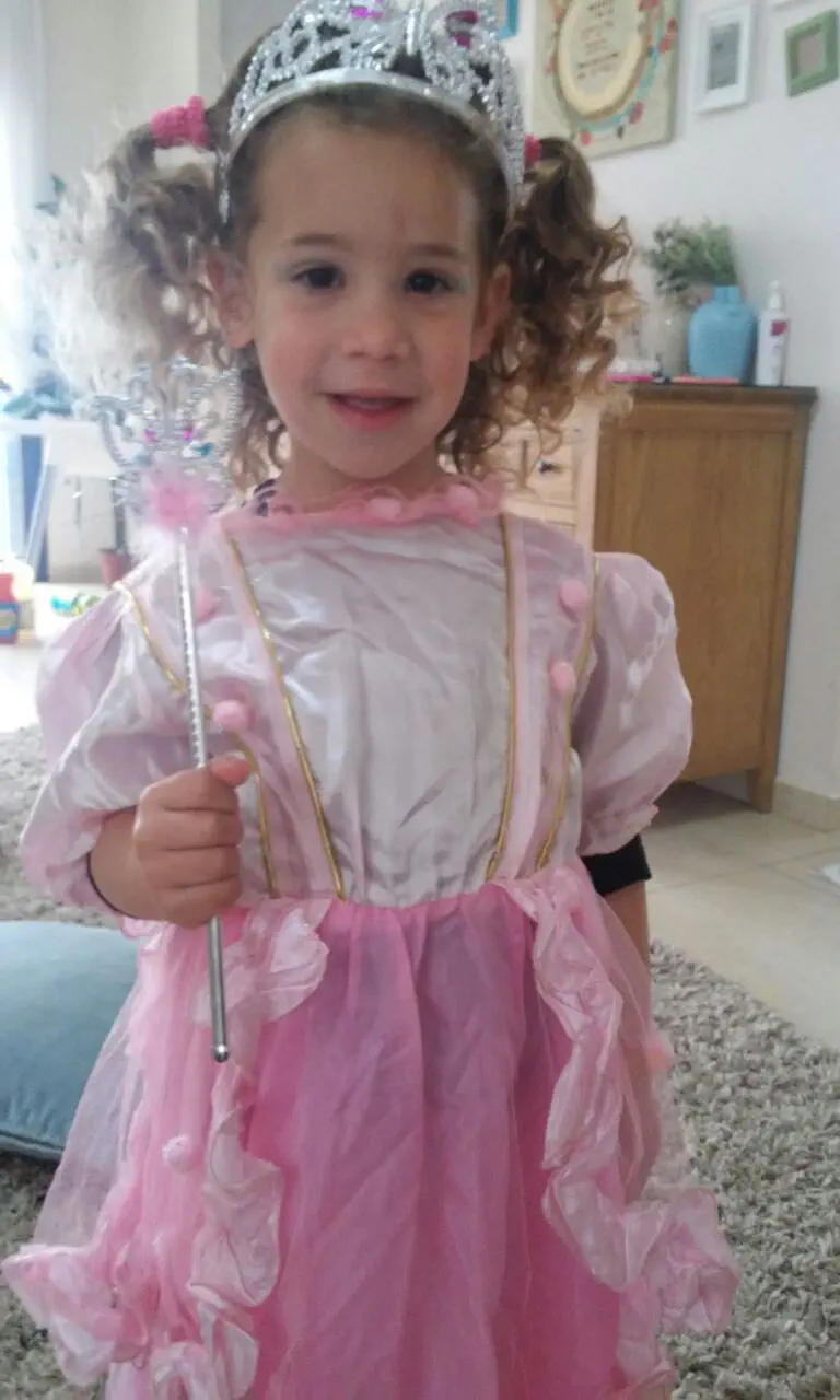 שירה התחפשה למלכת הנשיקות