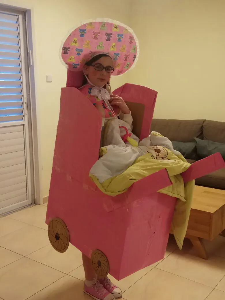 אביגיל אלבז בת 12 ועדיין תינוקת בעגלה