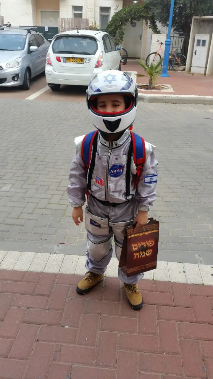 אלקנה התחפש לאסטרונאוט