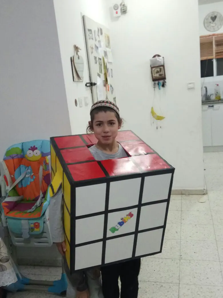 אורי עובדיה משדרות התחפש לקוביה הונגרית