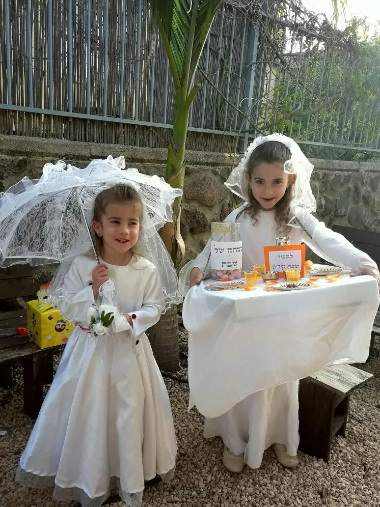 טוהר התחפשה לשבת המלכה ואמונה לכלה