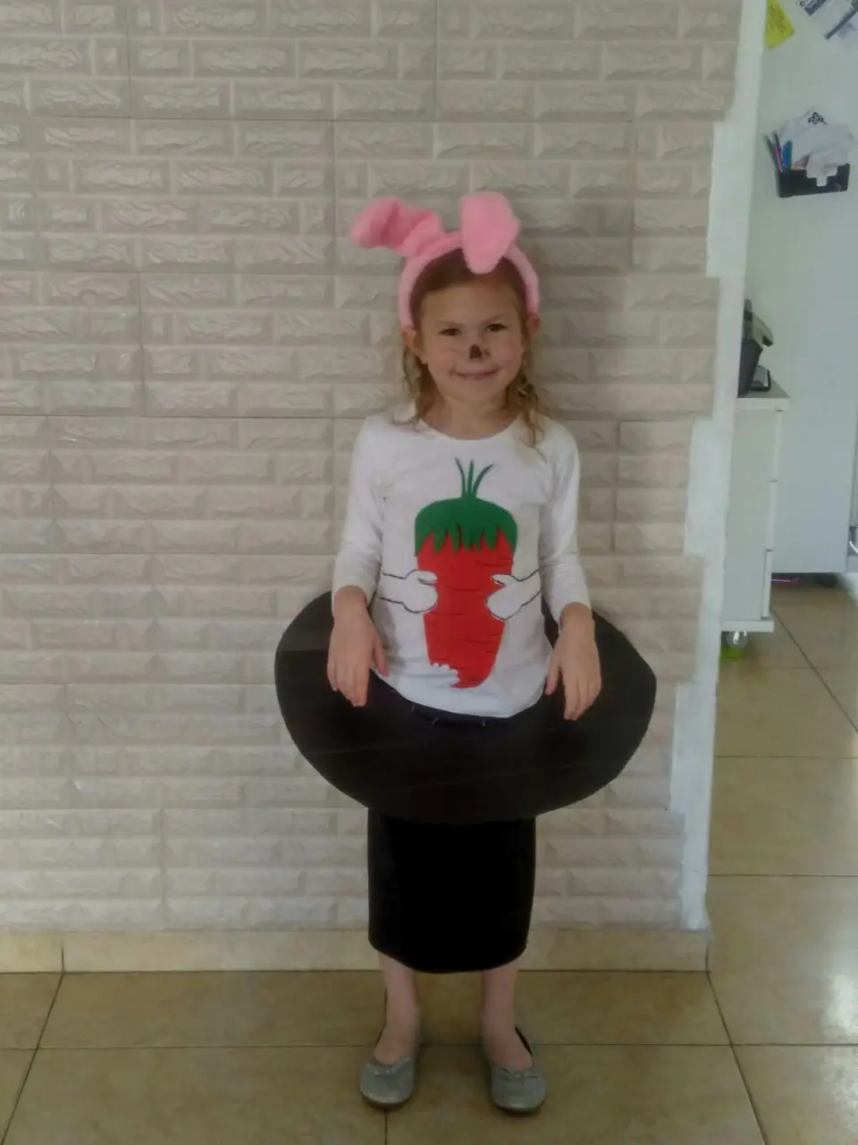 נעמה ולטפרייד התחפשה לארנב יוצא מכובע