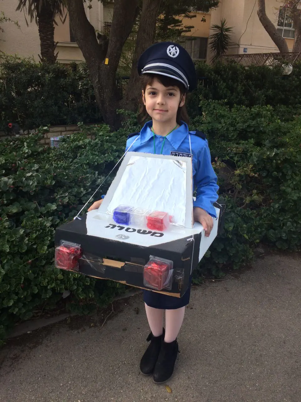 שוטרת בניידת משטרה. נעמי