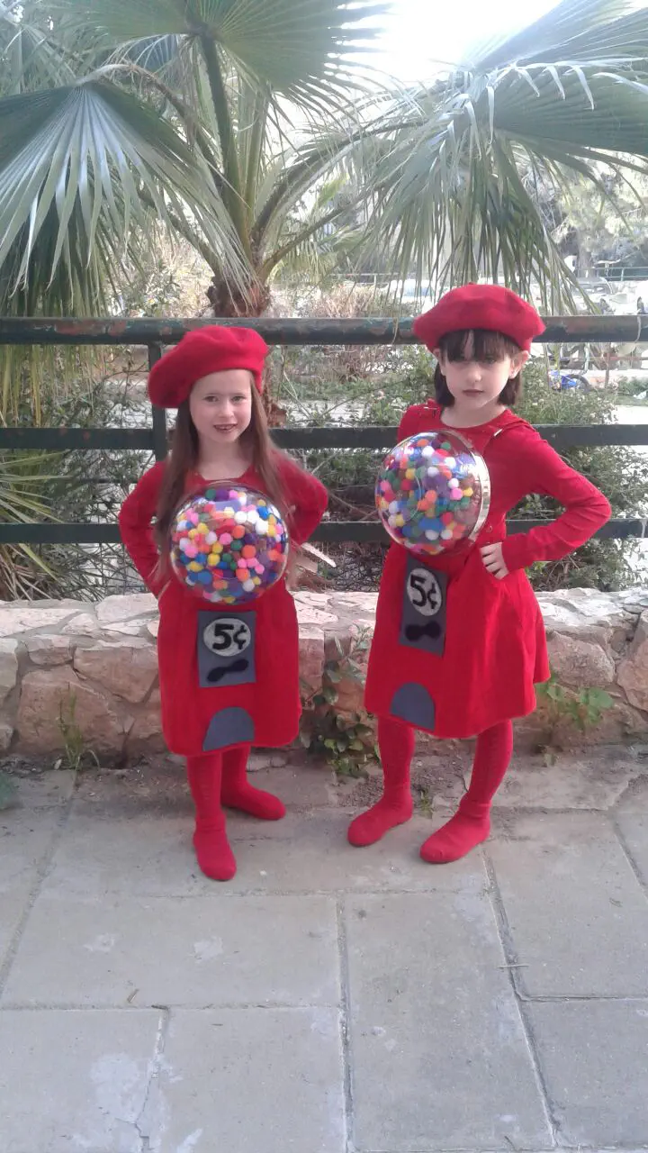 מנוחי ושיינא קנטרוביץ מירושלים התחפשו למכונת מסטיקים.