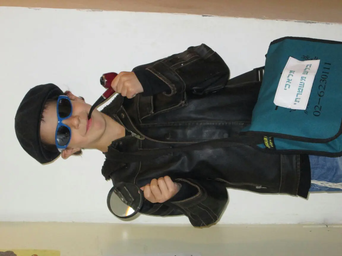 מלאכי פליישמן מאלון שבות הוא גשש בלש