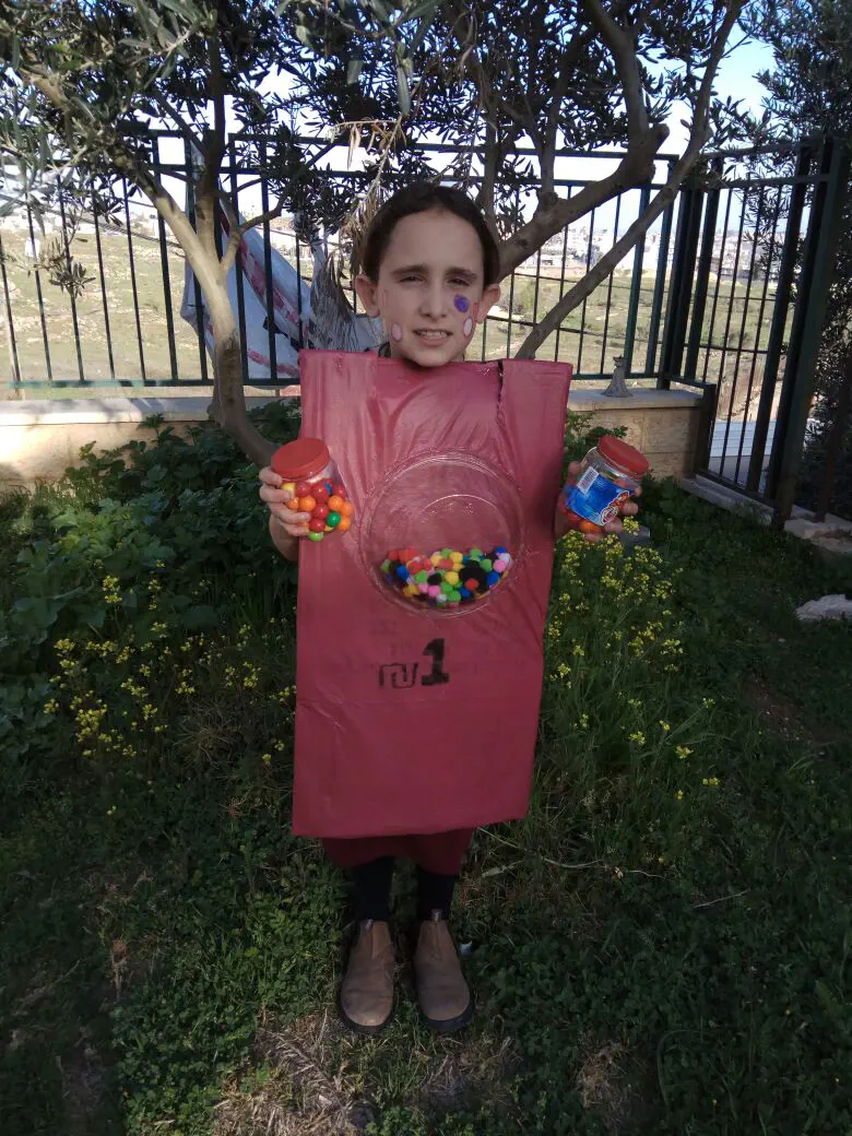 הודיה אילוז התחפשה למכונת מסטיקים