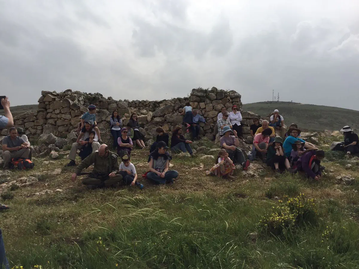 מטיילים בהר עיבל