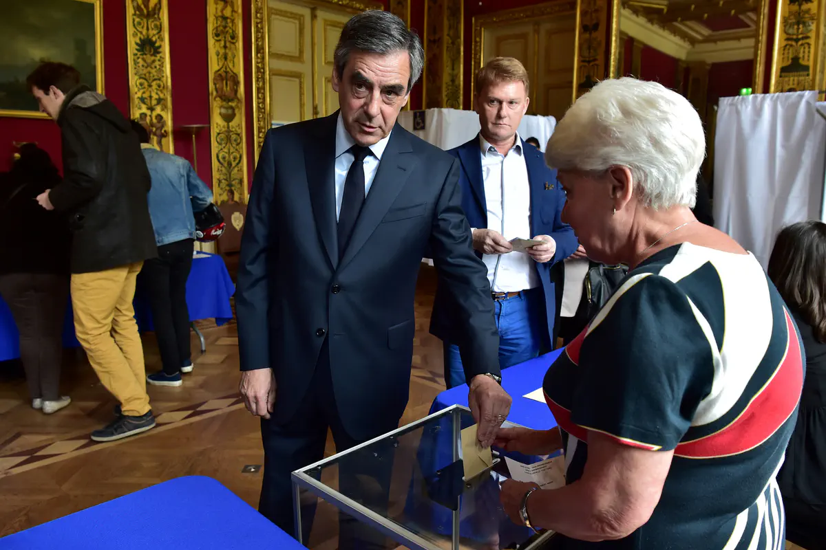 המועמד הימני פרנסואה פיון בקלפי