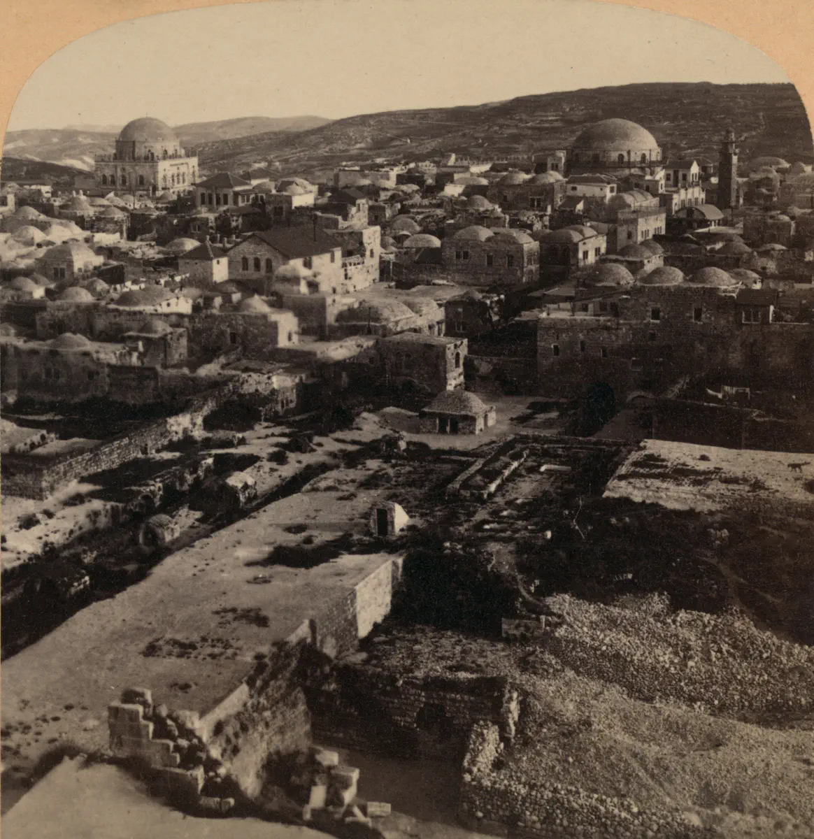 העיר העתיקה עם שתי הכיפות של בית כנסת "החורבה" ובית הכנסת "תפארת ישראל"