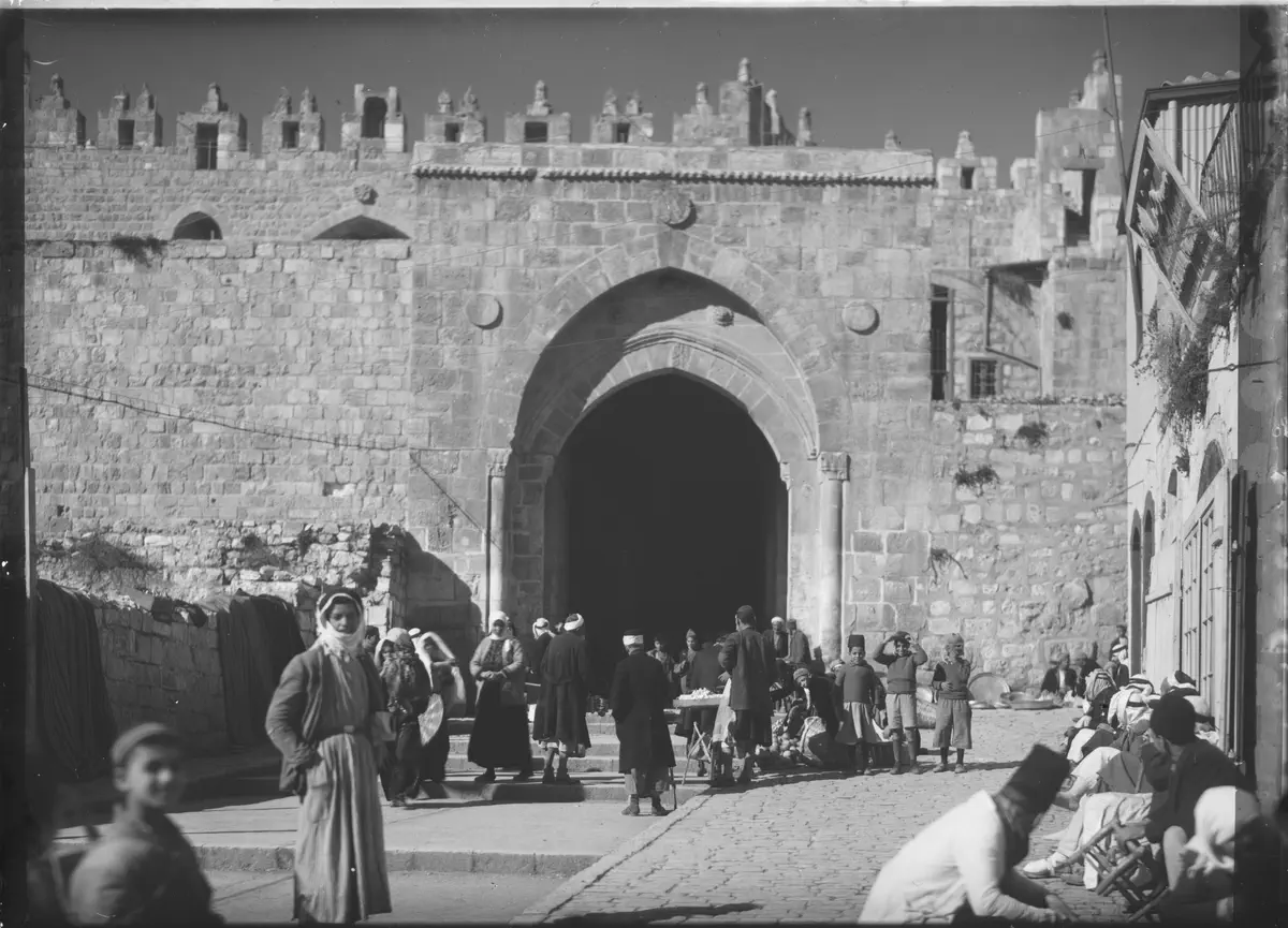 סוחרים ברחבת שער שכם