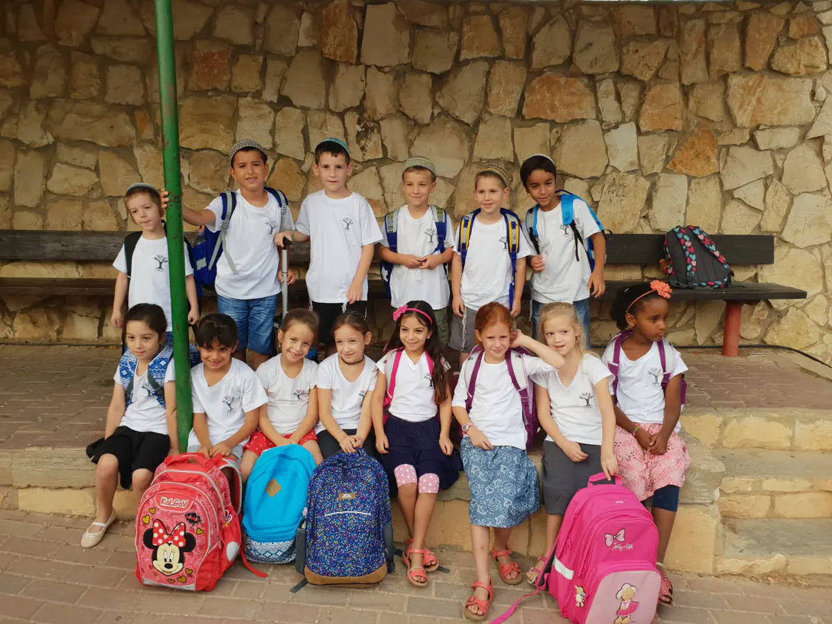 הילדים העולים לכיתה א' בשדמות מחולה שבבקעת הירדן