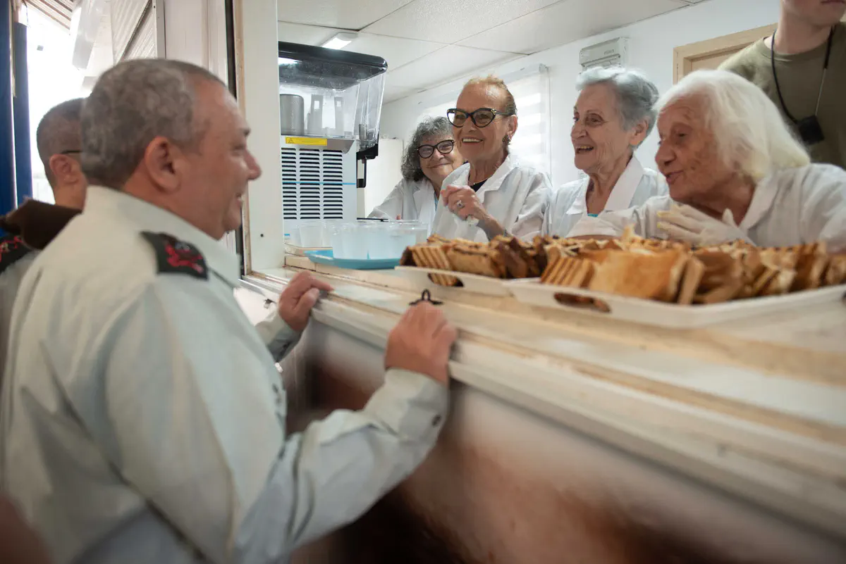 עם הדודות של "יחד למען החייל"
