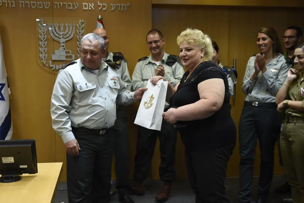 מעניק מתנה למאיה עובדת הניקיון בלשכה