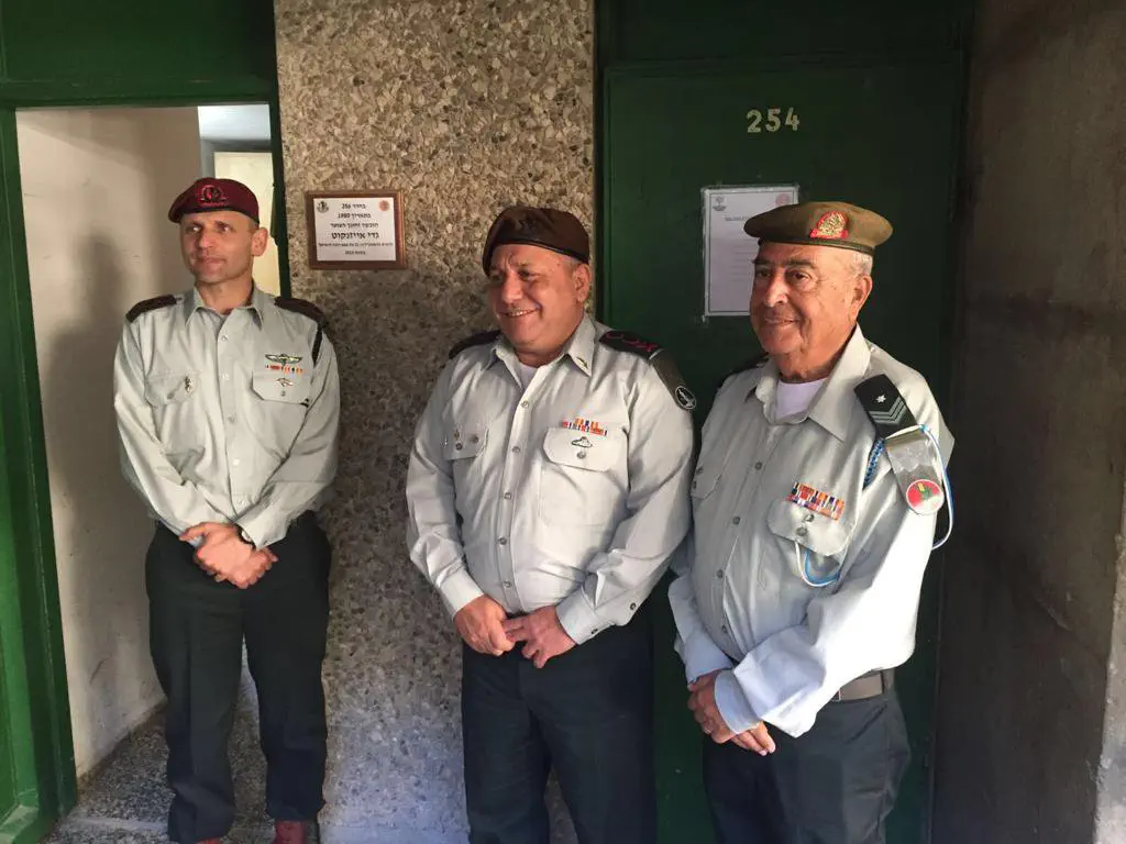 על יד החדר בו ישן כצוער בבה"ד 1