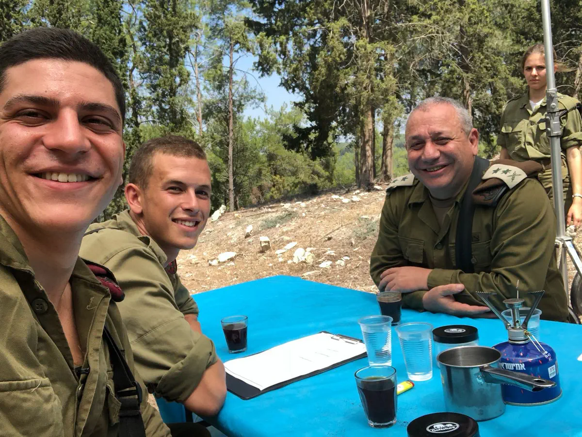 עם לוחמי חטיבת הצנחנים