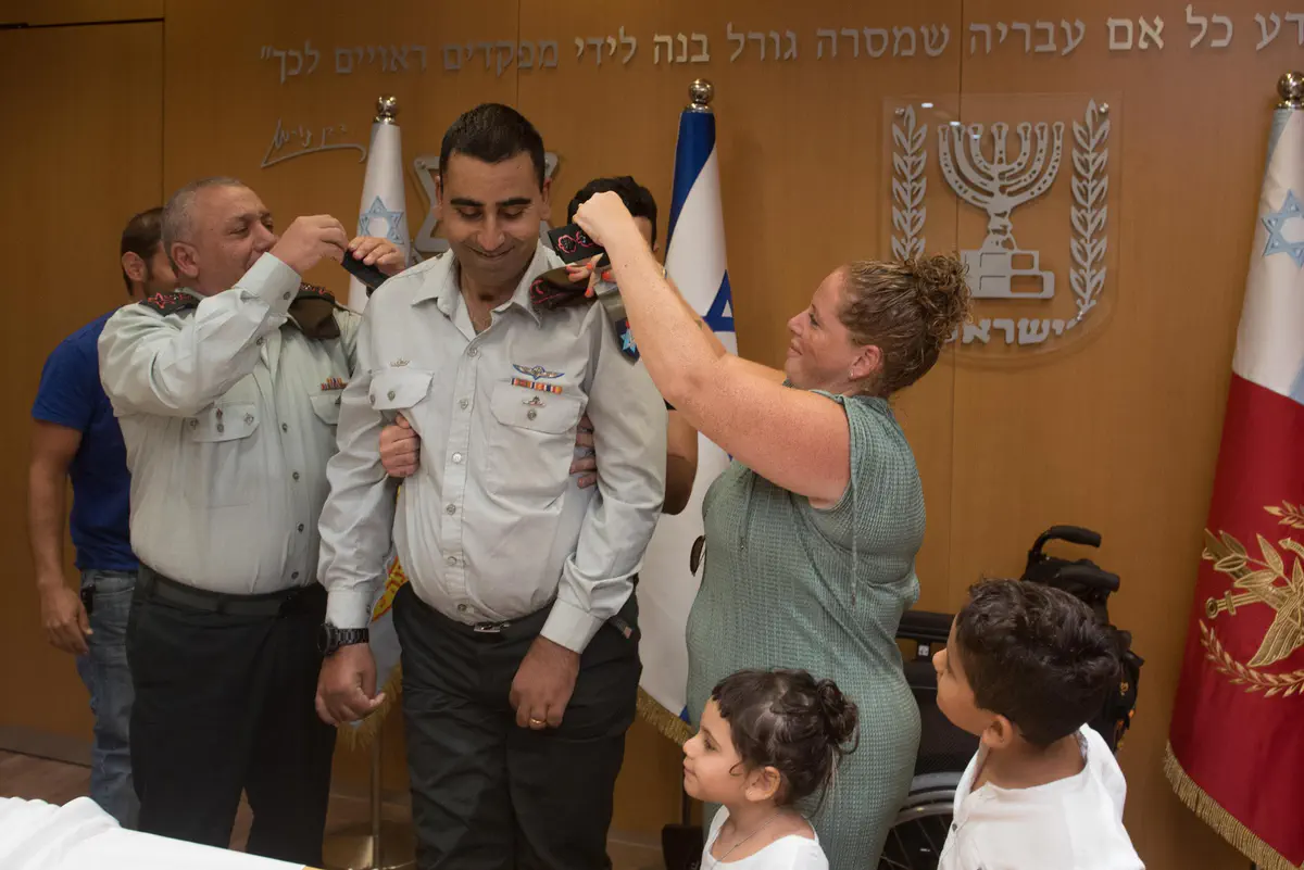 הענקת דרגת אלוף-משנה לשי סימנטוב, שנפצע קשה ב"צוק איתן"