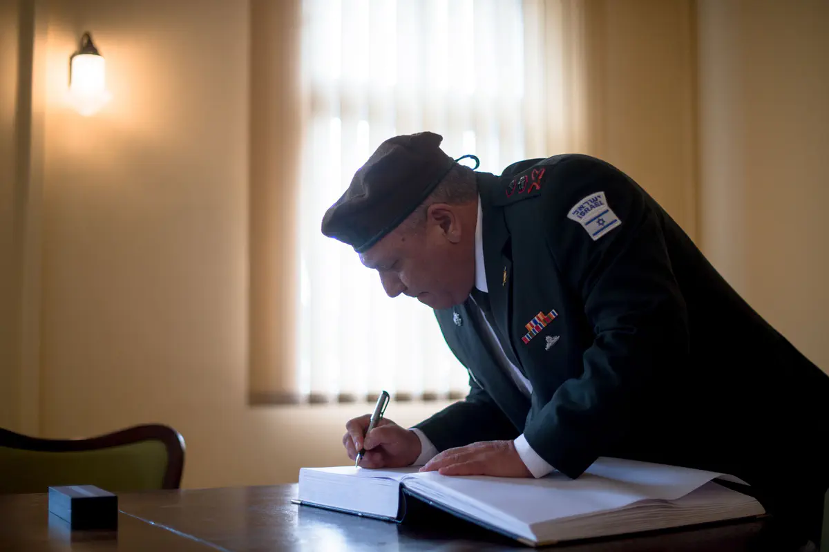 כותב בספר האורחים במחנה ההשמדה אושוויץ-בירקנאו