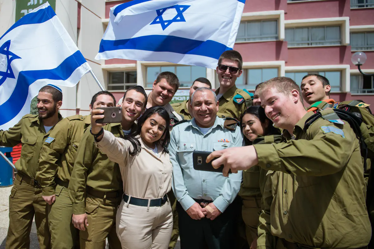 עם חיילים בודדים בערב פסח