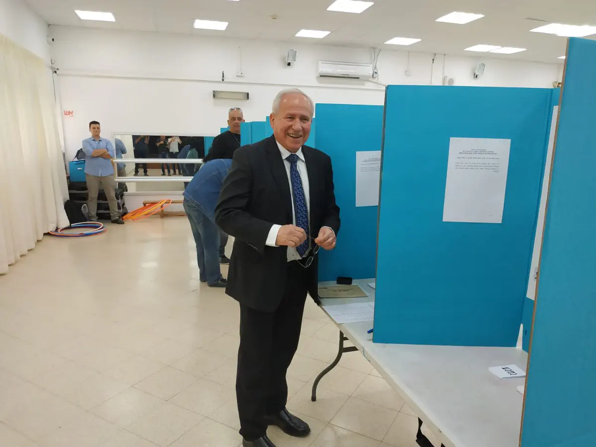 יו"ר ועדת החוץ והביטחון ח"כ אבי דיכטר מצביע באשקלון