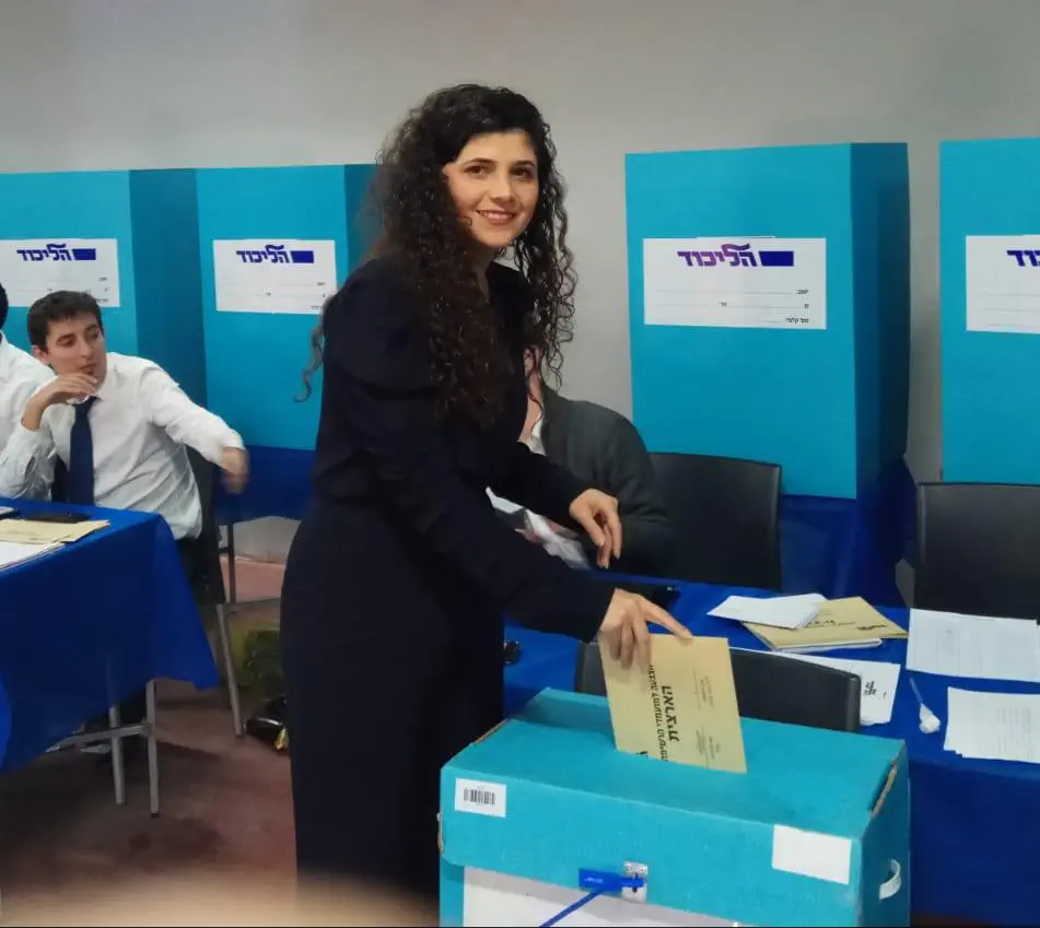 ח"כ שרן השכל מצביעה בגני התערוכה