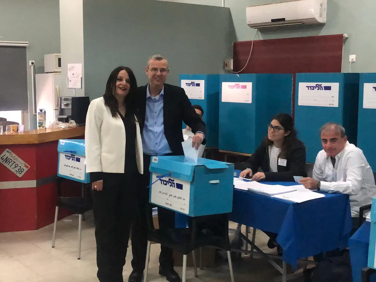 השר יריב לוין מצביע במודיעין