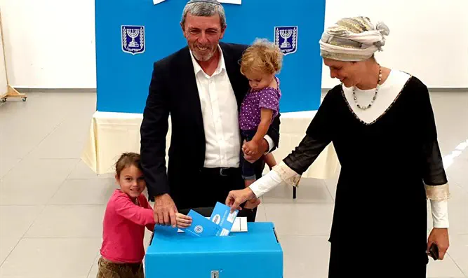 הרב רפי פרץ ורעייתו בקלפי