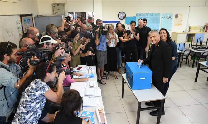 יאיר וליהיא לפיד בוחרים