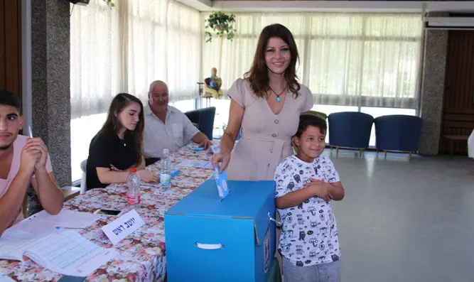 אורלי לוי-אבקסיס מצביעה ברשפים 