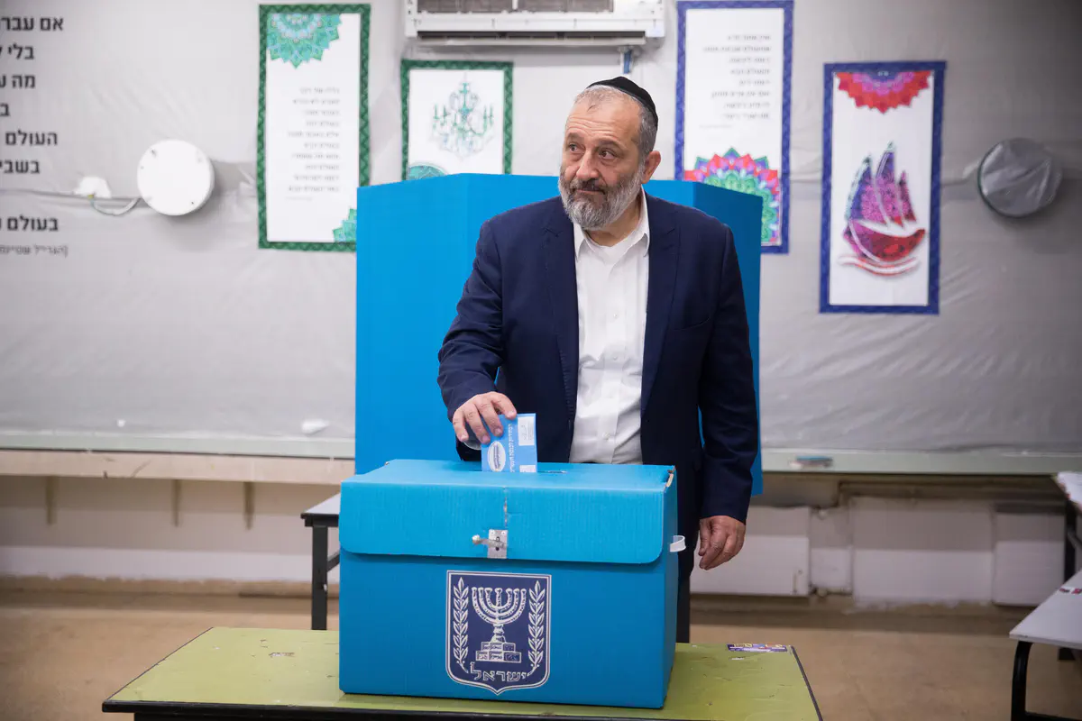 יו"ר ש"ס אריה דרעי בקלפי