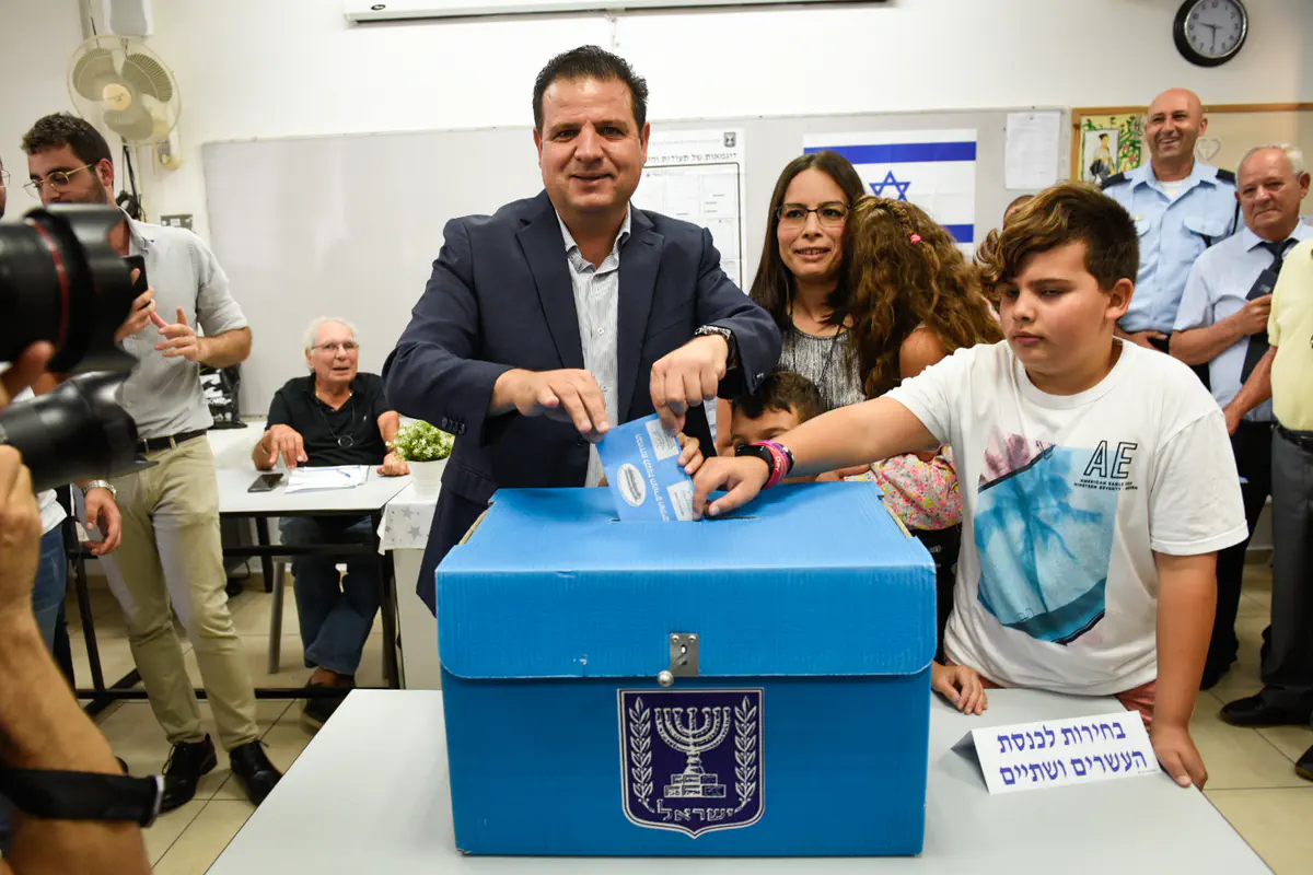 יו"ר הרשימה המשותפת איימן עודה בקלפי בחיפה