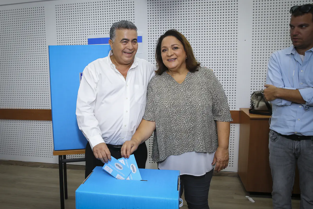 יו"ר העבודה-גשר עמיר פרץ ורעייתו אחלמה בקלפי בשדרות
