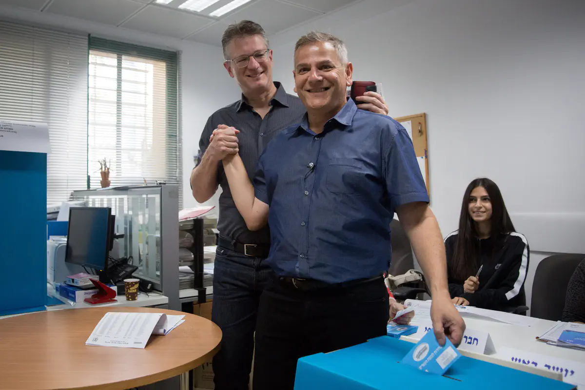 יו"ר המחנה הדמוקרטי ניצן הורביץ ובן זוגו בקלפי