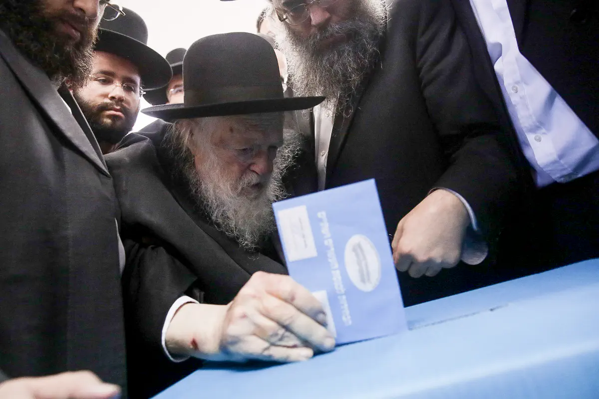 מנהיג הציבור החרדי הרב חיים קיינבסקי בקלפי בבני ברק