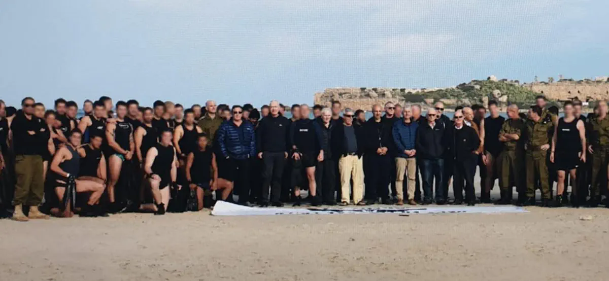 לוחמי ומפקדי היחידה כיום, יחד עם מפקדי העבר