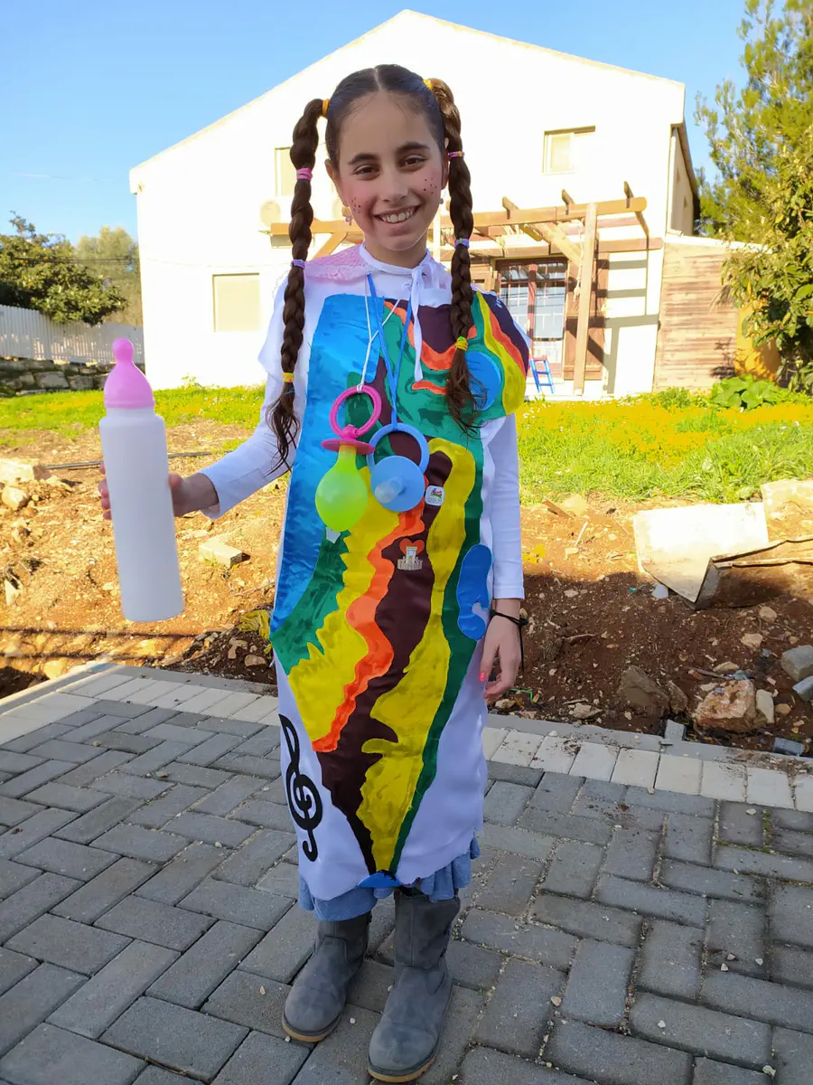 אחינעם סלה, בכיתה ה' מהר ברכה התחפשה ל"ארצנו הקטנטונת..."