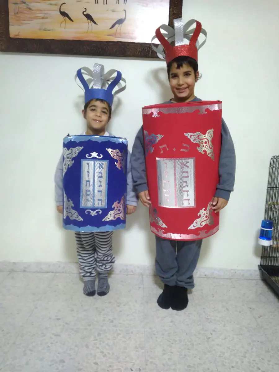 אורי ונבו-משה צדקה משדרות התחפשו לספרי תורה.