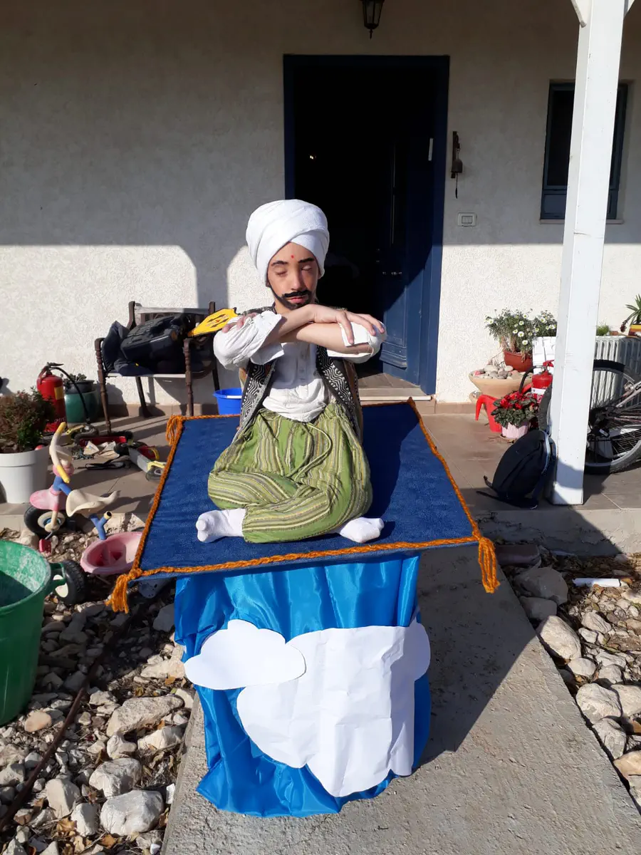 יהונתן אקרמן בן 10 ממושב יפית - פקיר הודי על שטיח מעופף.