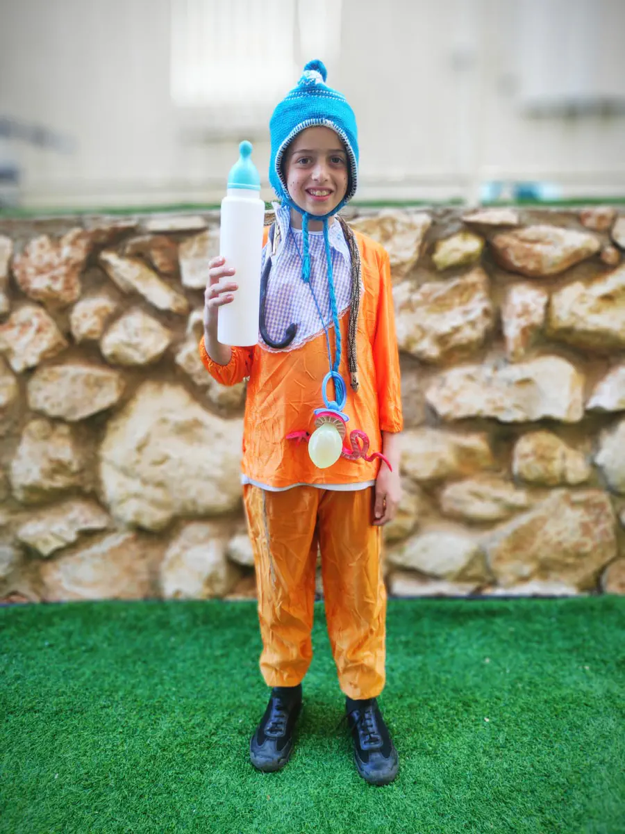 מנחם מענדל לבקיבקר מצפת- תינוק משחק עם נחשים