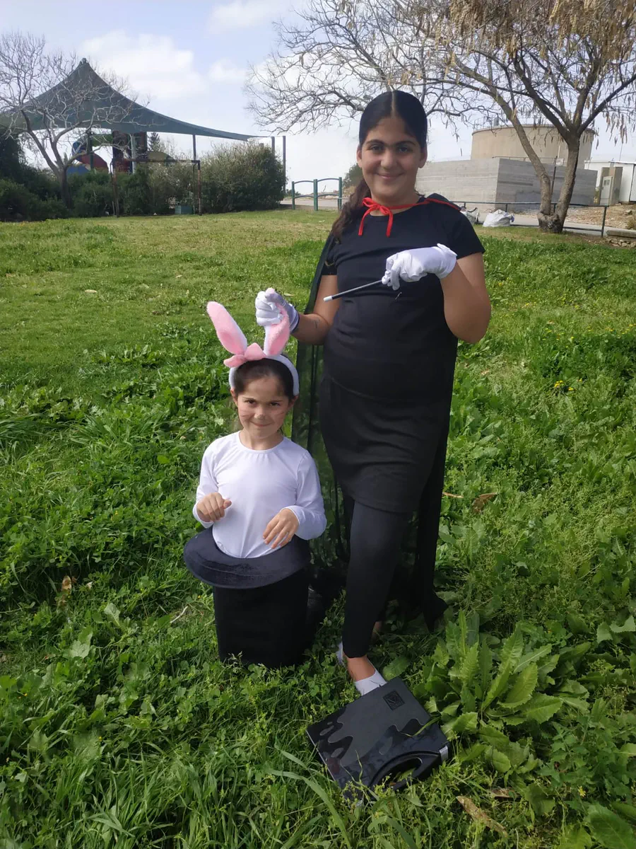 קוסם מוציא ארנב מהכובע. טהר ועונג מחאני