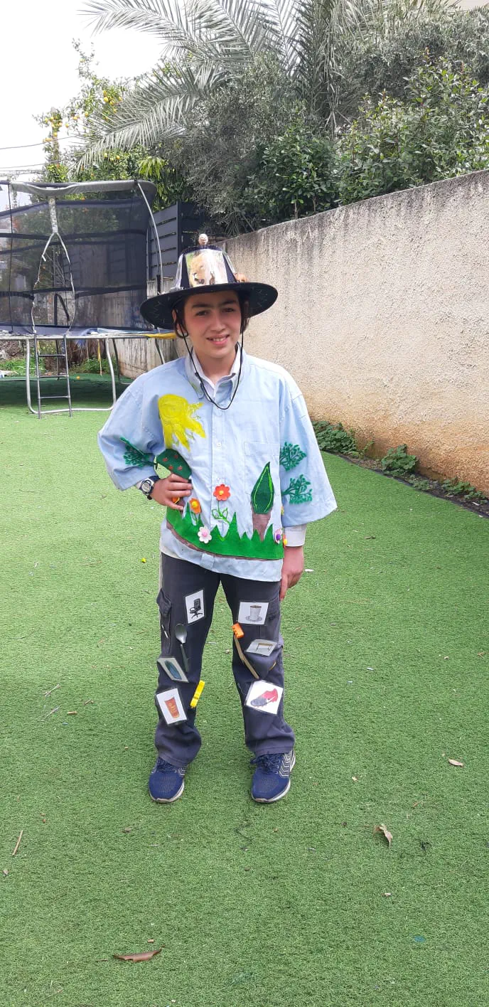 בניה שחר. התחפש לחי, צומח דומם