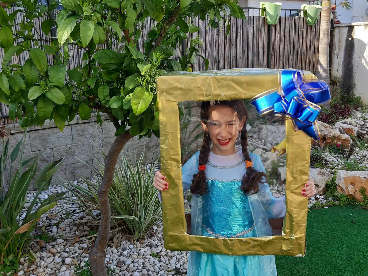 בובה למכירה בתוך קופסה - שירה הולשטיין מיד בנימין