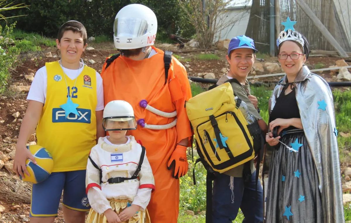 משפחה של כוכבים אבא וילדה- אסטרונאוטים &nbsp;אמא- מלכת הכוכבים ילד- כוכב לכת ילד- כוכב כדורסל