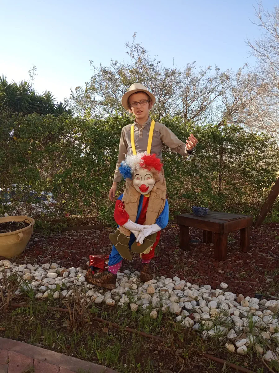 איש על כתפיים של ליצן - שילה דומוביץ' בן 11 מנריה