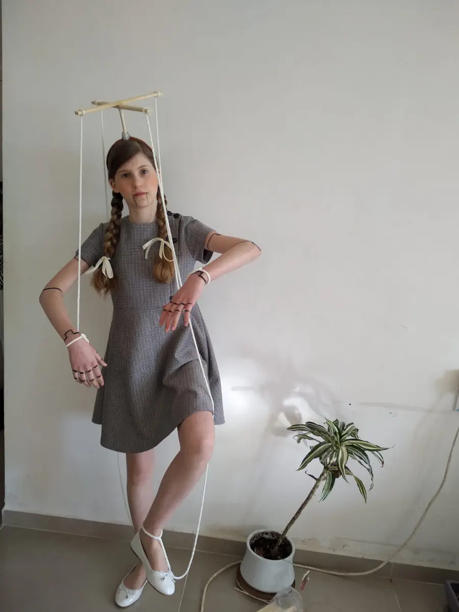 תאיר התחפשה לבובת מריונטה