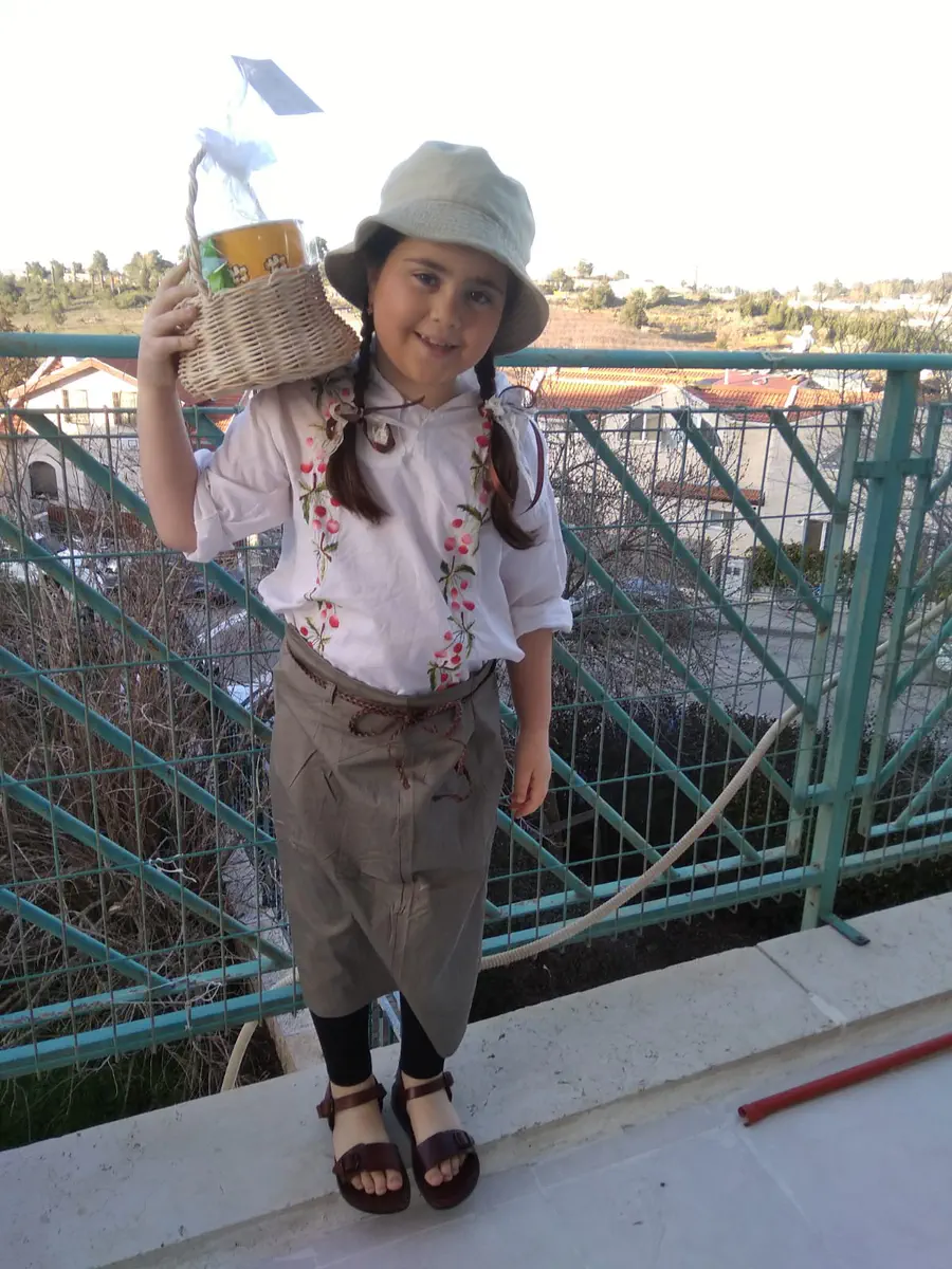 בתיה ביאליק מאלון שבות התחפשה לחלוצה!